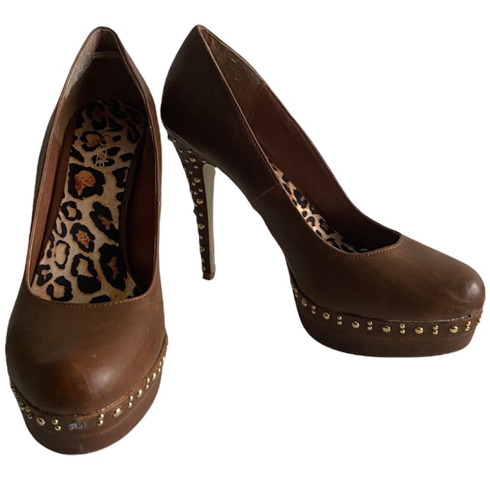 Shoe Dazzle Brown Rinnah Round Toe Platform Pump with Gold Stud Details